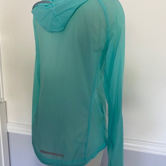 Nike extra Lightweight Windbreaker - Picture 8 of 10